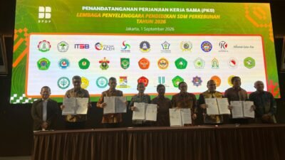 Wakil Rektor II USS Rabin Ibnu Zainal, M.Sc, Ph.D menunjukkan dokumen Perjanjian Kerjasama dengan BPDP usai penandatanganan bersama Dirut BPDP Eddy Abdurrahman di Jakarta, Selasa (1/9/2026).