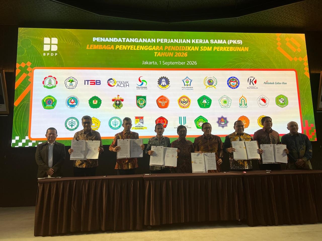 Wakil Rektor II USS Rabin Ibnu Zainal, M.Sc, Ph.D menunjukkan dokumen Perjanjian Kerjasama dengan BPDP usai penandatanganan bersama Dirut BPDP Eddy Abdurrahman di Jakarta, Selasa (1/9/2026).