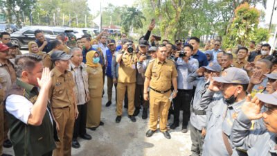 Gubernur Sumsel Herman Deru bersama Wali Kota Palembang Ratu Dewa turun langsung meninjau Posko Karhutla Kertapati, Senin 7 September 2026