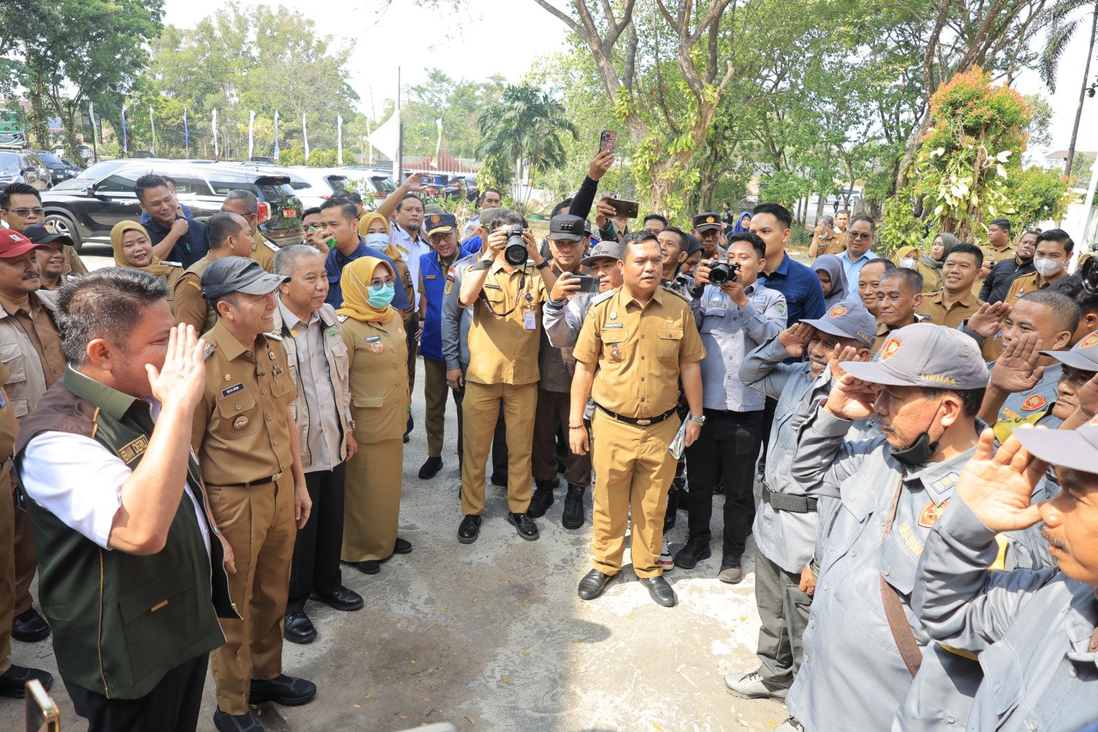 Gubernur Sumsel Herman Deru bersama Wali Kota Palembang Ratu Dewa turun langsung meninjau Posko Karhutla Kertapati, Senin 7 September 2026