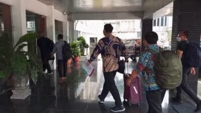 Heboh, Belasan Penyidik KPK Geledah Pemkab Muara Enim