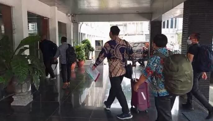 Heboh, Belasan Penyidik KPK Geledah Pemkab Muara Enim