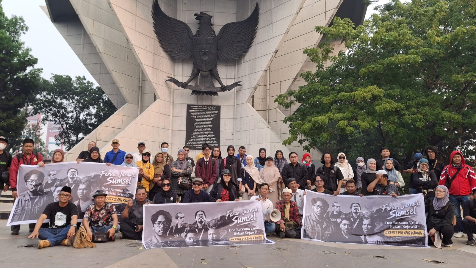 Forum Jurnalis Sumatera Selatan bersama PWI, AJI, PFI, dan AMSI, AMKI menggelar doa bersama di Monumen Perjuangan Rakyat (Monpera) Palembang.