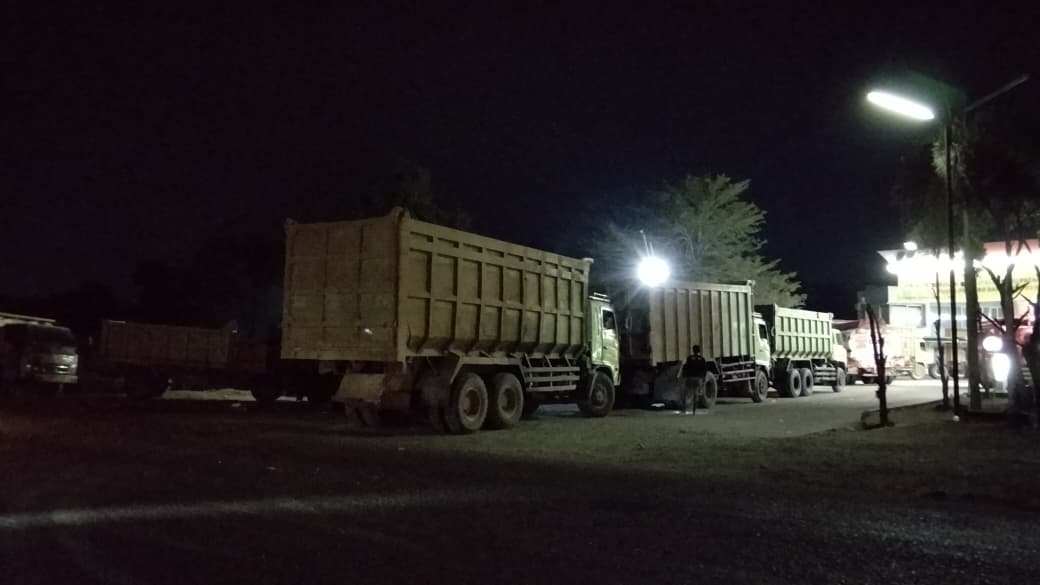 Antrean Panjang di SPBU Pegayut Makan Badan Jalan, Minim Penerangan Ancam Keselamatan di Malam Hari