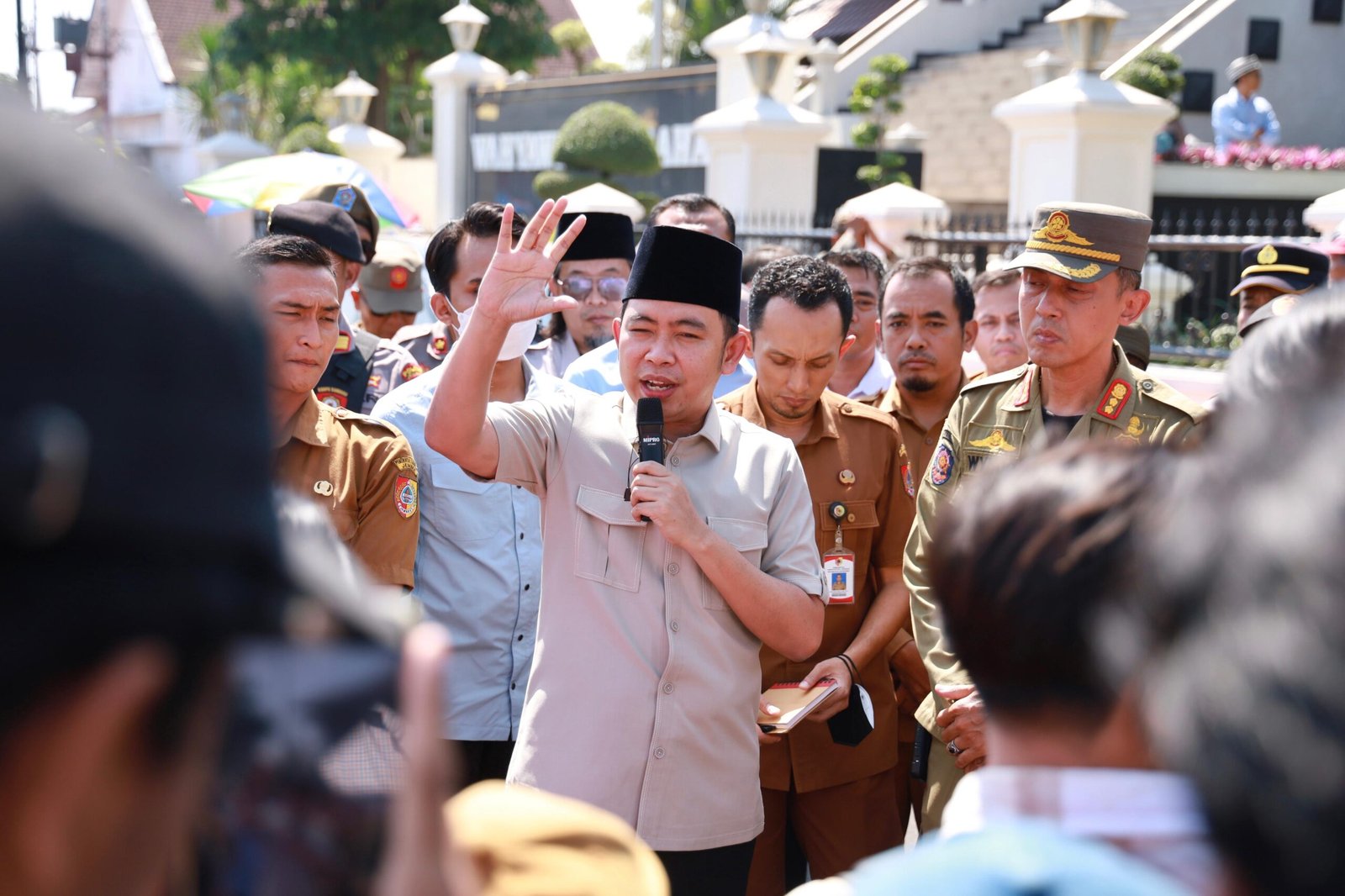 Dialog dengan Pedagang Pasar Tanjung, Gus Fawait Cari Solusi Masalah Pasar