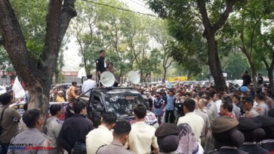 Ratusan warga dari desa Mainan dan Talang Kemang Kecamatan Sembawa, Kabupaten Banyuasin dikawal Himpunan Mahasiswa Banyuasin (HIMBA】menggeruduk Kantor Wilayah ATR/BPN Sumatera Selatan, Senin (28/9/2026).