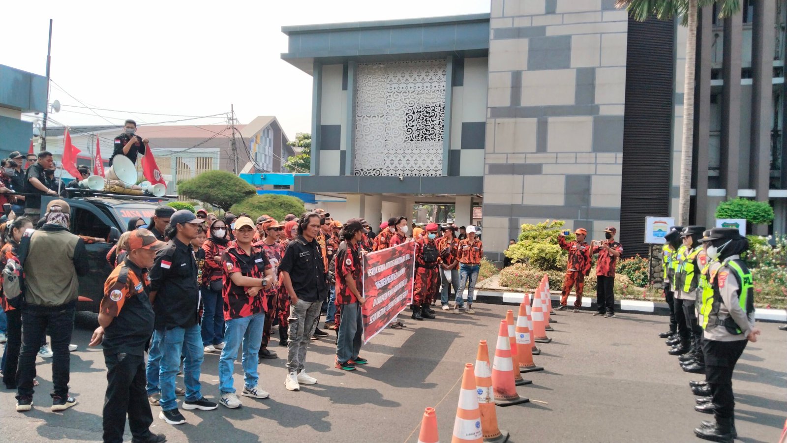 Pemuda Pancasila PAC Talang Ubi menggeruduk Kantor Gubernur Sumatera Selatan, Rabu (2/9/2026) siang.