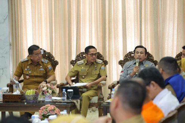 Wali Kota Palembang Ratu Dewa saat rapat koordinasi penanganan Kebakaran Hutan dan Lahan (Karhutla) bersama Forkopimda dan seluruh OPD di Rumah Dinas, Selasa (1/9/2026)