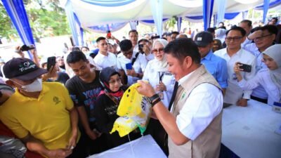 Herman Deru saat meninjau Bazar Gerakan Pangan Murah (GPM) di halaman Kantor TVRI Sumsel, Rabu (2/9/2026)