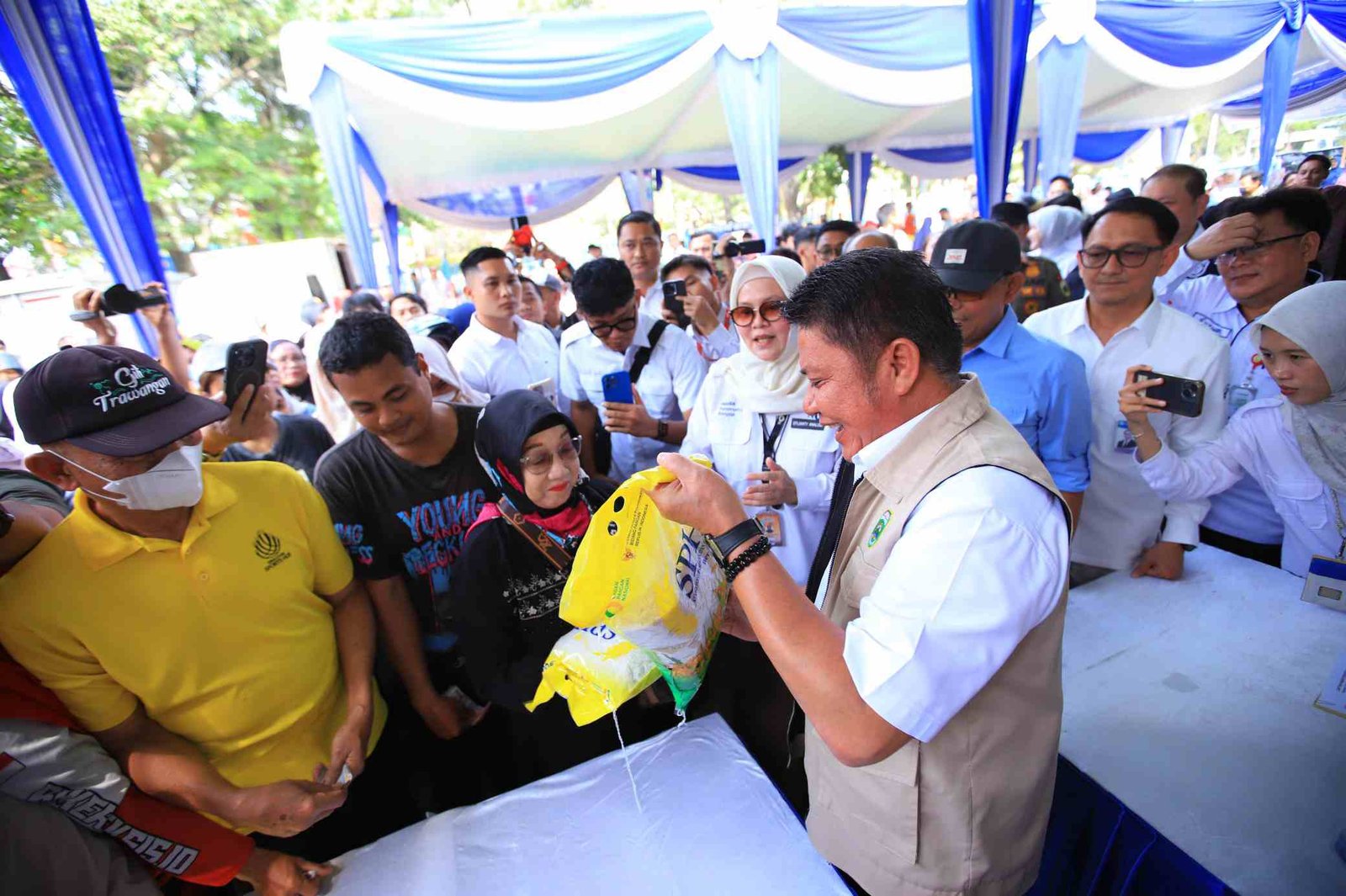 Herman Deru saat meninjau Bazar Gerakan Pangan Murah (GPM) di halaman Kantor TVRI Sumsel, Rabu (2/9/2026)