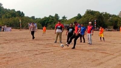 Tendangan Perdana Camat Singkep Barat Tandai Pembukaan Mini Soccer Tanjung Irat ke-V
