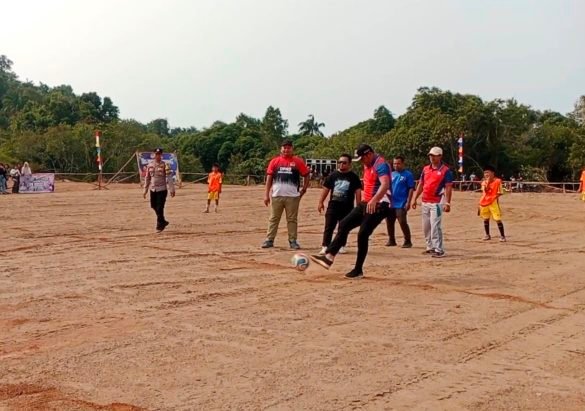 Tendangan Perdana Camat Singkep Barat Tandai Pembukaan Mini Soccer Tanjung Irat ke-V