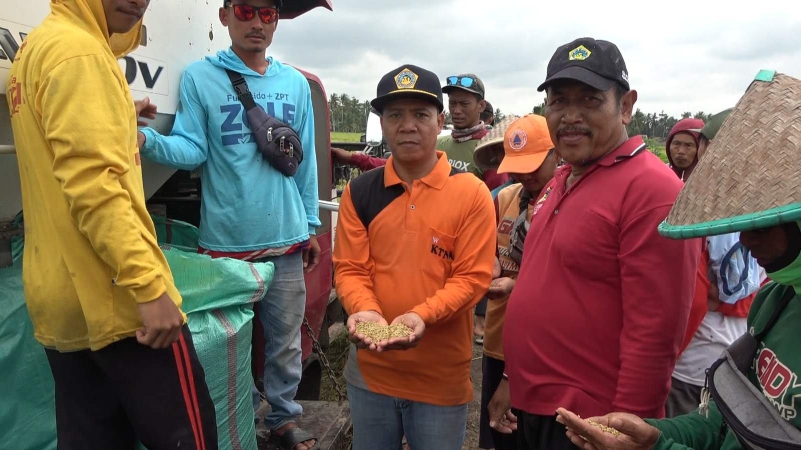 Ketua KTNA Banyuasin, Dr. Ir Sukardi, S.P.,M.Si Alumni Program Doktor Unsri saat membersamai Petani Desa Banyu Urif Tanjung Lago