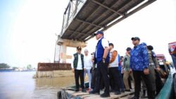 Herman Deru dengan meninjau langsung progres pembangunan Jembatan P6 Lalan di Kecamatan Lalan, Kabupaten Muba