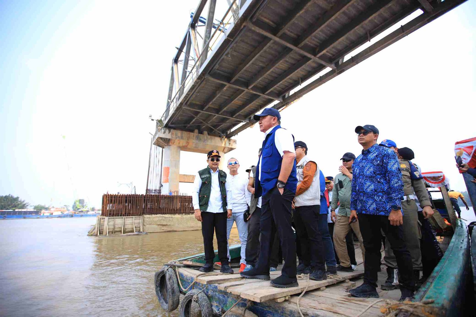 Herman Deru dengan meninjau langsung progres pembangunan Jembatan P6 Lalan di Kecamatan Lalan, Kabupaten Muba