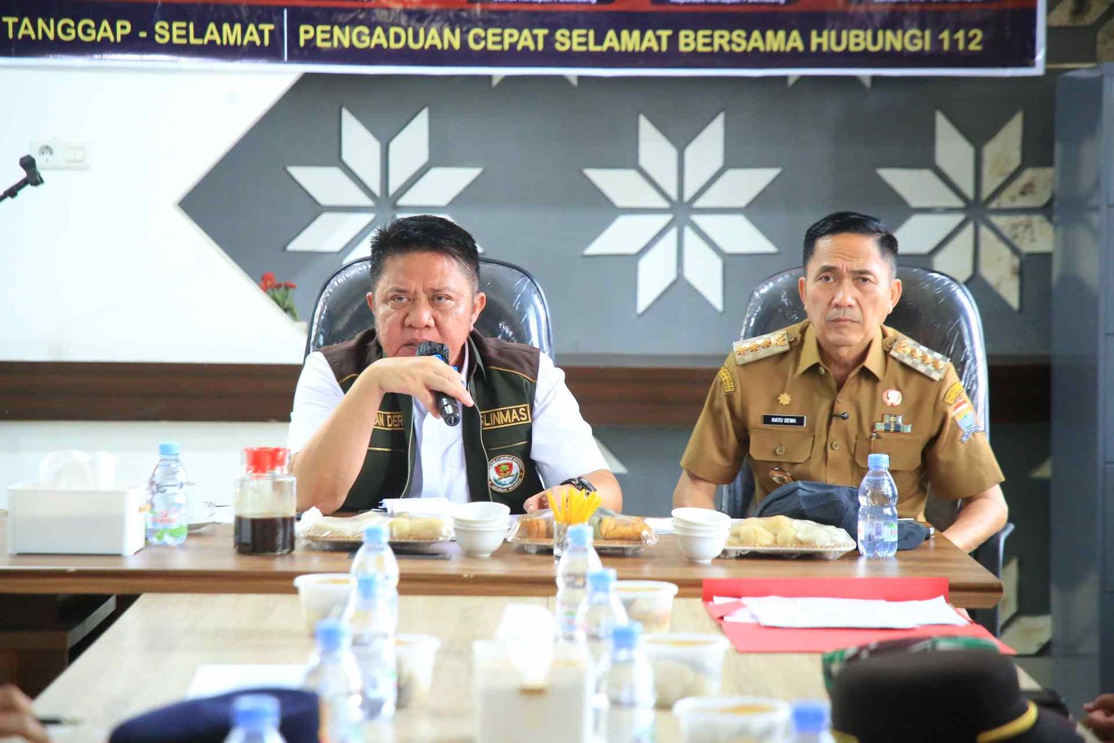 Gubernur Sumsel Herman Deru (kiri) saat meninjau Posko Siaga Karhutla di Kantor Camat Kertapati, Palembang, Senin (7/9/2026).