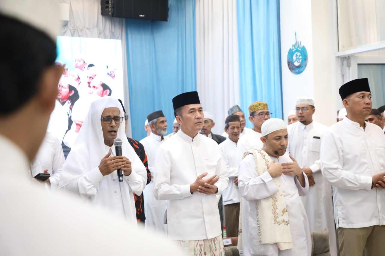Wali Kota Palembang Ratu Dewa memimpin langsung munajat dan doa bersama meminta hujan dalam peringatan Maulid Nabi Muhammad SAW 1448 Hijriah di Kelurahan Lebong Gajah, Kecamatan Sematang Borang, Selasa (8/9/2026) malam.