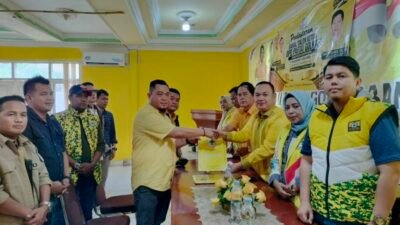 Bramantya Wibasana, SE, dan Edi Ariansyah bersama rombongan diterima langsung Ketua Pelaksana Musda Golkar Banyuasin, Suis Tiqlal Effendi saat mengambil formulir Ketua DPD Partai Golkar Banyuasin