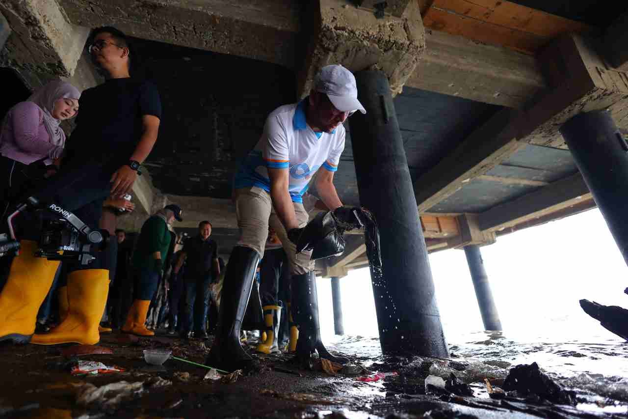 Wali Kota Palembang H. Ratu Dewa, M.Si turun langsung memimpin aksi bersih-bersih sampah di kawasan 7 Ulu, tepat di bawah Jembatan Ampera, Sabtu (12/9/2026).