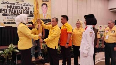 Ketua DPD II Partai Golkar Kabupaten Banyuasin terpilih, Ir. Netta Indian, S.P., M.M saat mengibarkan bendara Partai Golkar