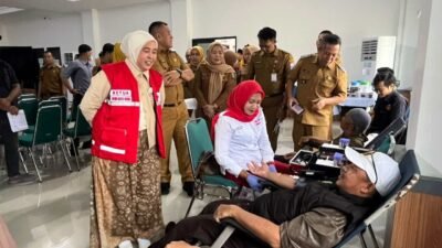 Ketua PMI Kota Palembang, Hj Dewi Sastrani, saat menghadiri Kegiatan Donor Darah di Kantor Camat Ilir Timur (IT) III, Senin (14/9/2026).