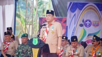 Bupati Muba Toha Tohet saat menjadi pembina upacara peringatan Hari Pramuka ke-65 Tingkat Kwartir Cabang Gerakan Pramuka Muba di Lapangan Andriyadi Water Park, Kecamatan Keluang, Senin (14/9/2026).