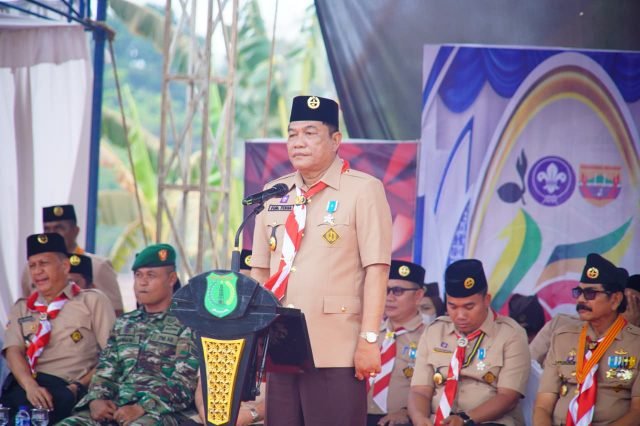 Bupati Muba Toha Tohet saat menjadi pembina upacara peringatan Hari Pramuka ke-65 Tingkat Kwartir Cabang Gerakan Pramuka Muba di Lapangan Andriyadi Water Park, Kecamatan Keluang, Senin (14/9/2026).