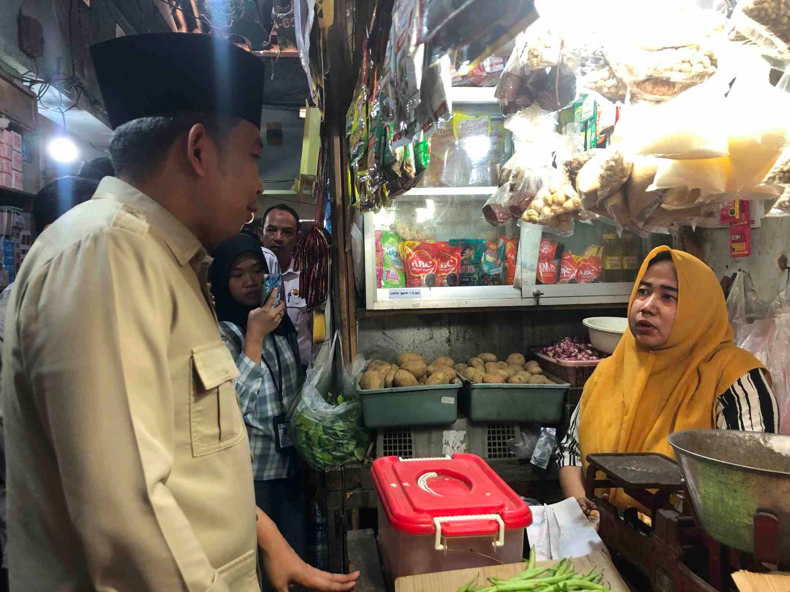 Tanggapi Keluhan Pedagang, Bupati Jember Siapkan Penataan Pasar Tanjung