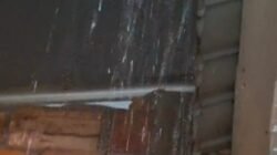 Salah satu rumah warga di Gandus yang di guyur hujan