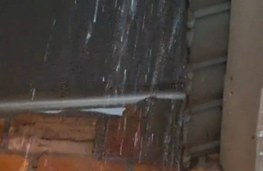 Salah satu rumah warga di Gandus yang di guyur hujan