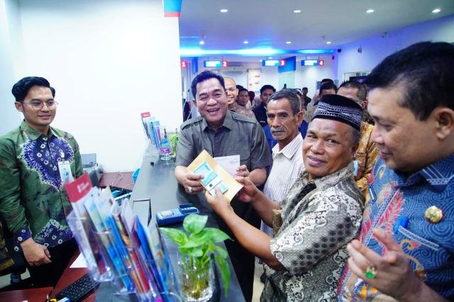 Senyum 3.790 Keluarga Muba Pecah, Dapat Modal Usaha Rp5 Juta dari Bupati