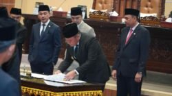 Kesepakatan penandatanganan Nota Kesepakatan Perubahan KUA-PPAS dan APBD Perubahan 2026 antara Gubernur Sumsel Dr. H. Herman Deru dan Ketua DPRD Sumsel Andie Dinialdie di Gedung DPRD Sumsel, Sabtu (26/9/2026).