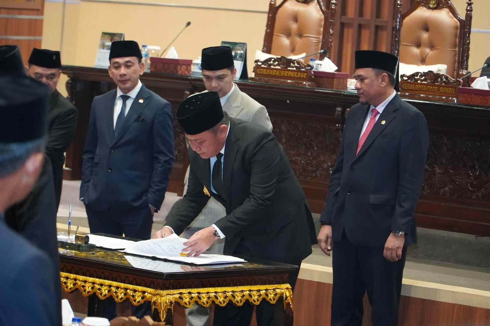 Kesepakatan penandatanganan Nota Kesepakatan Perubahan KUA-PPAS dan APBD Perubahan 2026 antara Gubernur Sumsel Dr. H. Herman Deru dan Ketua DPRD Sumsel Andie Dinialdie di Gedung DPRD Sumsel, Sabtu (26/9/2026).