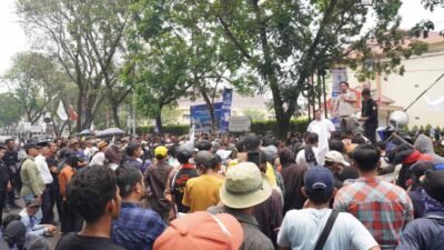 Ratusan warga Desa Mainan dan Talang Kemang yang tergabung dalam Aliansi Masyarakat Mainan Bersatu bersama DPP Lembaga Swadaya Masyarakat Koalisi Rakyat Anti Korupsi (LSM-Korak) menggelar aksi di Kantor Wilayah ATR/BPN Sumatera Selatan, Senin (28/9/2026).