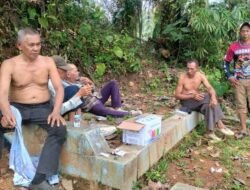 Pemdes dan Warga Desa Sendawar Gotong Royong Bersihkan TPU