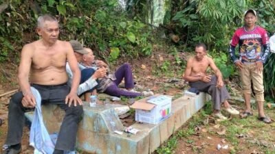 Pemdes dan Warga Desa Sendawar Gotong Royong Bersihkan TPU