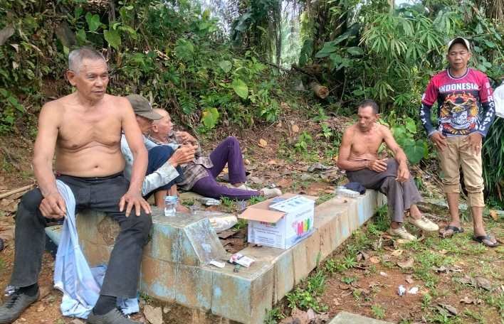 Pemdes dan Warga Desa Sendawar Gotong Royong Bersihkan TPU