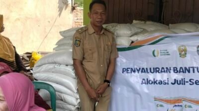 Pemdes Sendawar Saluran Bantuan Pangan Beras Bolog Kepada Masyarakat Kurang Mampu