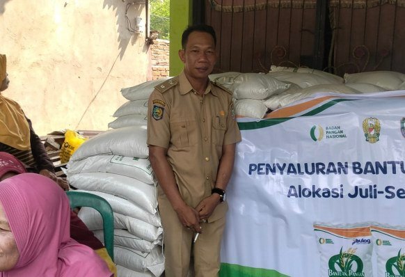 Pemdes Sendawar Saluran Bantuan Pangan Beras Bolog Kepada Masyarakat Kurang Mampu