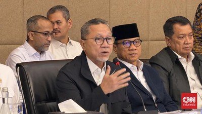 Menko Zulhas mengingatkan harga beras bisa tembus Rp20 ribu/kg jika ketergantungan impor berlanjut. Ia sangat memperhatikan tingginya biaya produksi beras di Indonesia. (FOTO:CNN Indonesia/Dela Naufalia).