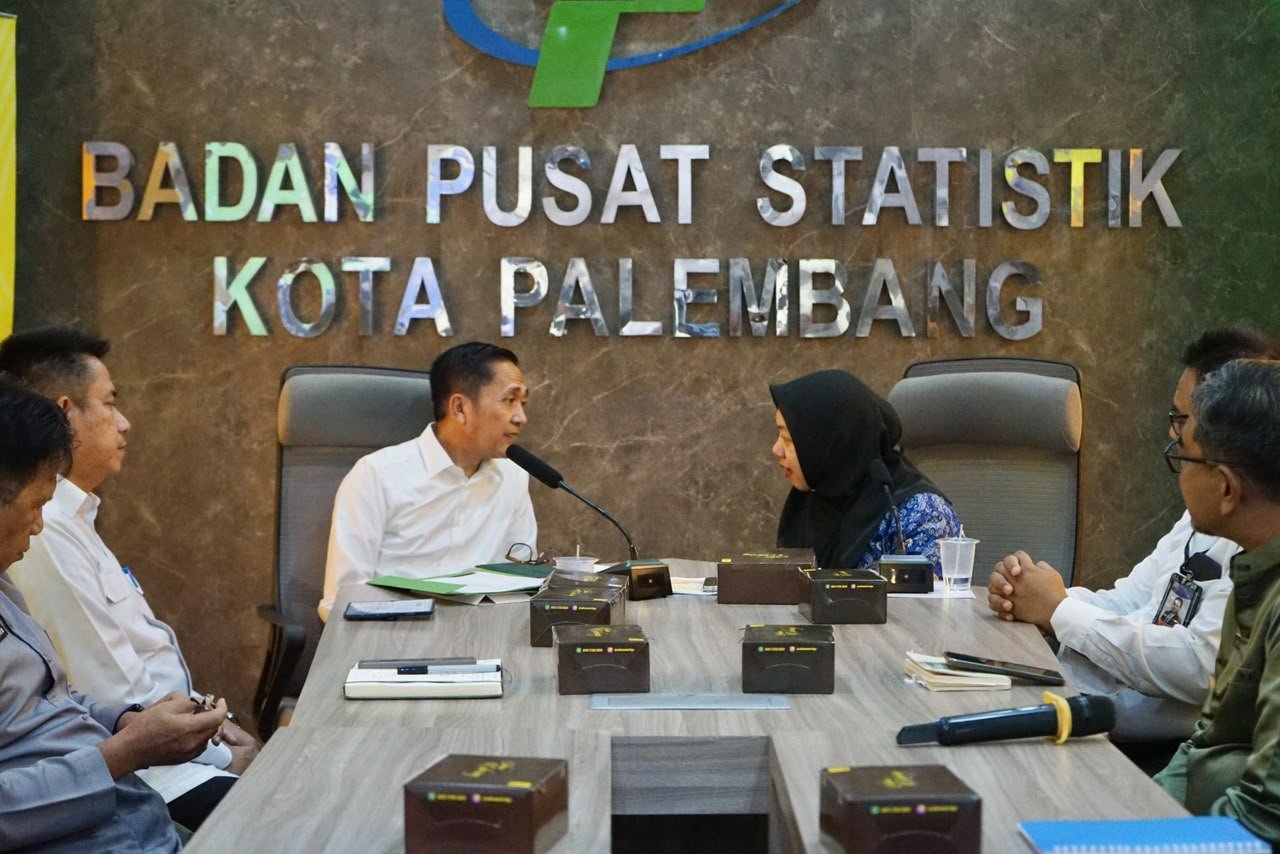 Wali Kota Palembang Drs. Ratu Dewa, M.Si. saat rilis resmi IHK dan Berita Resmi Statistik Pariwisata bersama BPS Kota Palembang.