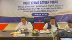 Caption: Wakil Menteri Lingkungan Hidup Diaz Faisal Malik Hendropriyono bersama Gubernur Sumatera Selatan Herman Deru saat rapat di Kantor BPBD Sumsel
