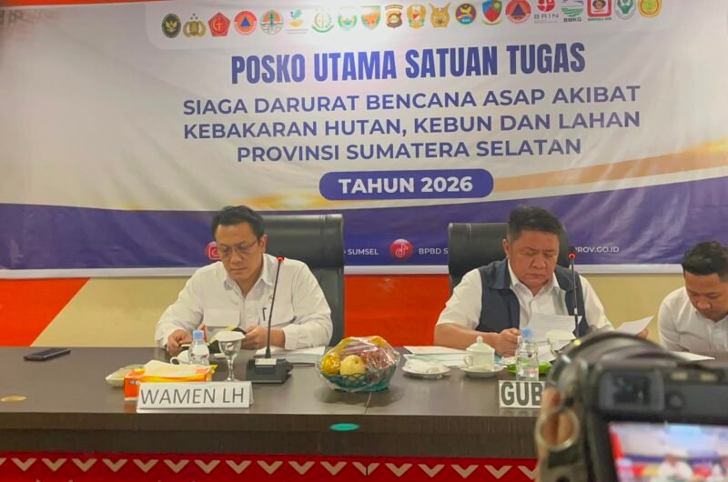 Caption: Wakil Menteri Lingkungan Hidup Diaz Faisal Malik Hendropriyono bersama Gubernur Sumatera Selatan Herman Deru saat rapat di Kantor BPBD Sumsel