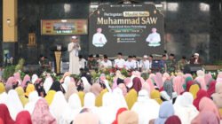 Palembang Sesak Asap, Pemkot dan Ribuan Jemaah Ketuk Pintu Langit di Masjid Darusaid