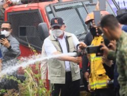 Jajal Jurus Baru Padamkan Karhutla, Herman Deru Uji Cairan Ajaib dari Brasil di Banyuasin