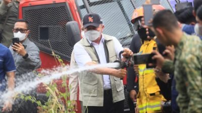 Gubernur Sumsel Herman Deru turun langsung ke lokasi karhutla di Tanjung Lago, Banyuasin, untuk menguji teknologi pemadam dari Brasil, Jumat (9/10/2026).
