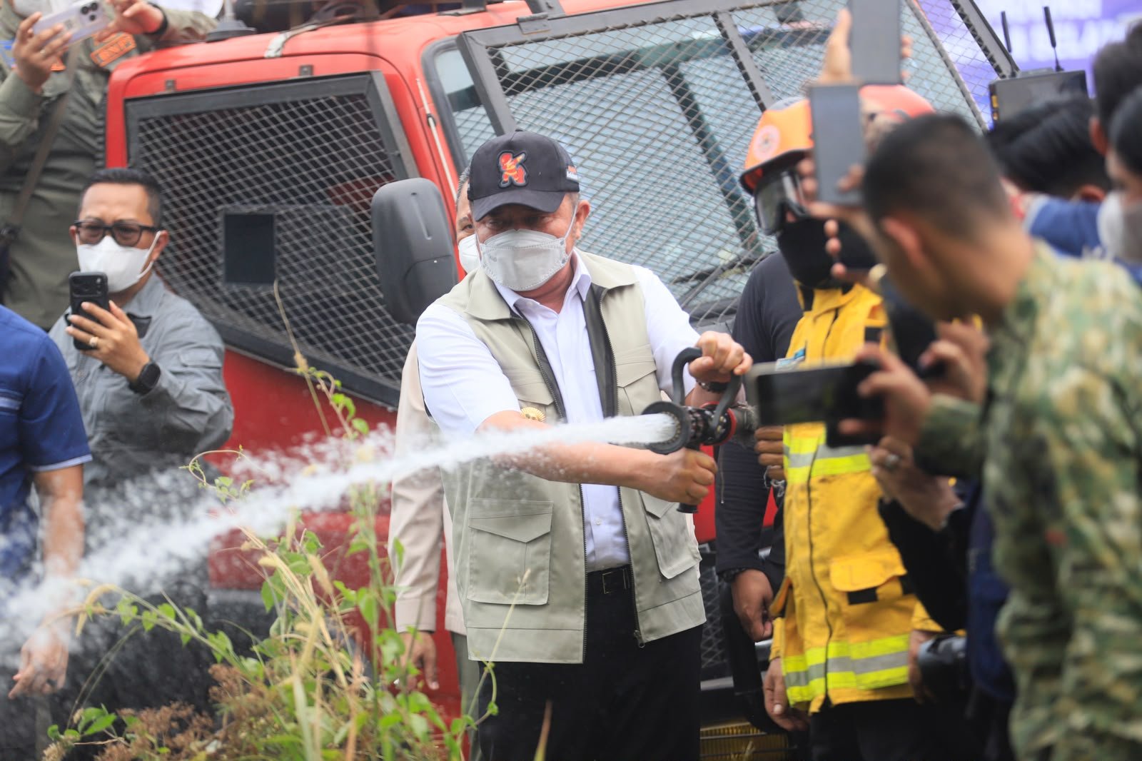 Gubernur Sumsel Herman Deru turun langsung ke lokasi karhutla di Tanjung Lago, Banyuasin, untuk menguji teknologi pemadam dari Brasil, Jumat (9/10/2026).