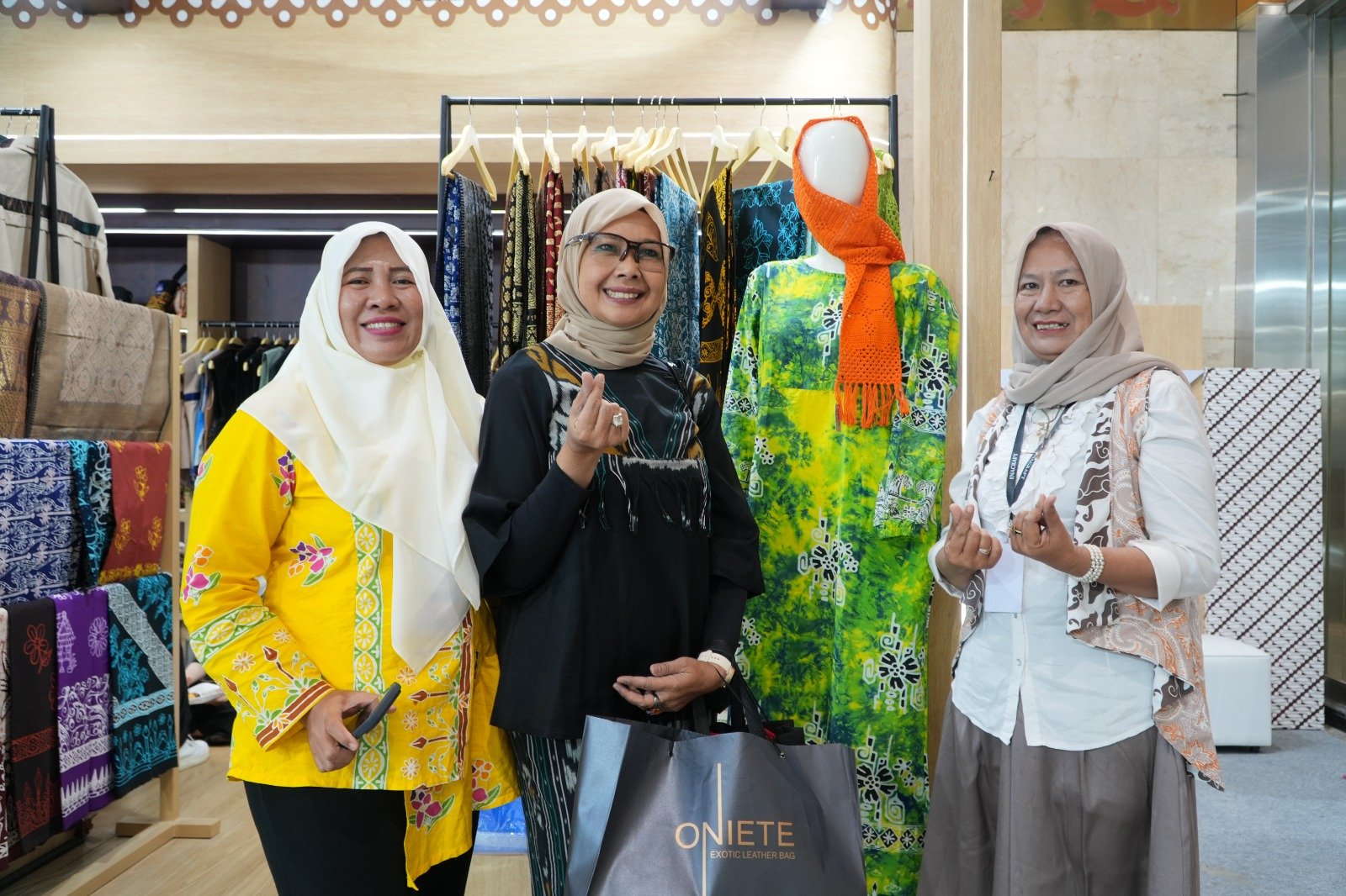Dari Tapis, Batik Kujur hingga Songket Silungkang, PTBA Pamerkan Wastra Nusantara di INACRAFT 2026