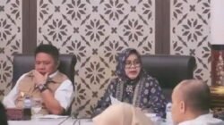 rapat percepatan pembangunan flyover di Griya Agung Palembang, Kamis (8/10/2026), yang dipimpin Gubernur Sumsel H Herman Deru dan dihadiri Plt Bupati Muara Enim Hj Sumarni.