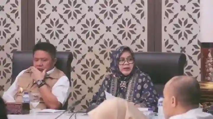 rapat percepatan pembangunan flyover di Griya Agung Palembang, Kamis (8/10/2026), yang dipimpin Gubernur Sumsel H Herman Deru dan dihadiri Plt Bupati Muara Enim Hj Sumarni.